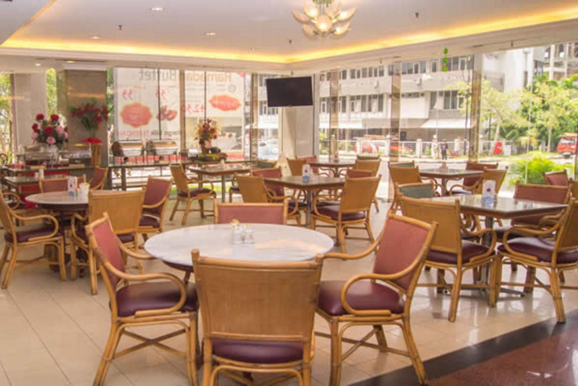 Hotel Grand Continental 3*